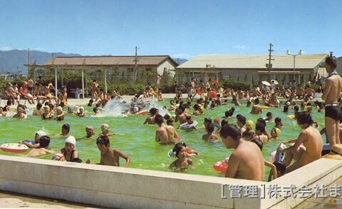 かっぱたちでにぎわう市営新田プール