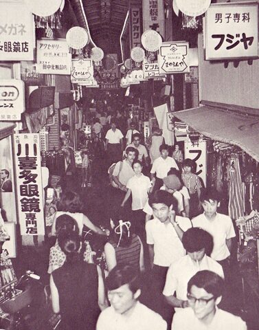 買い物客でにぎわう商店街
