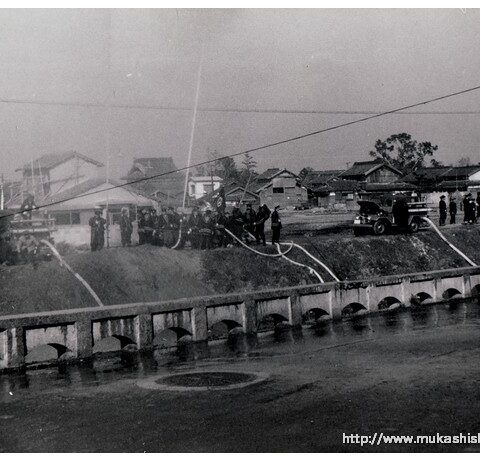S30～40年代_消防・病院・水道2寝屋川での放水、消防団、その他17
